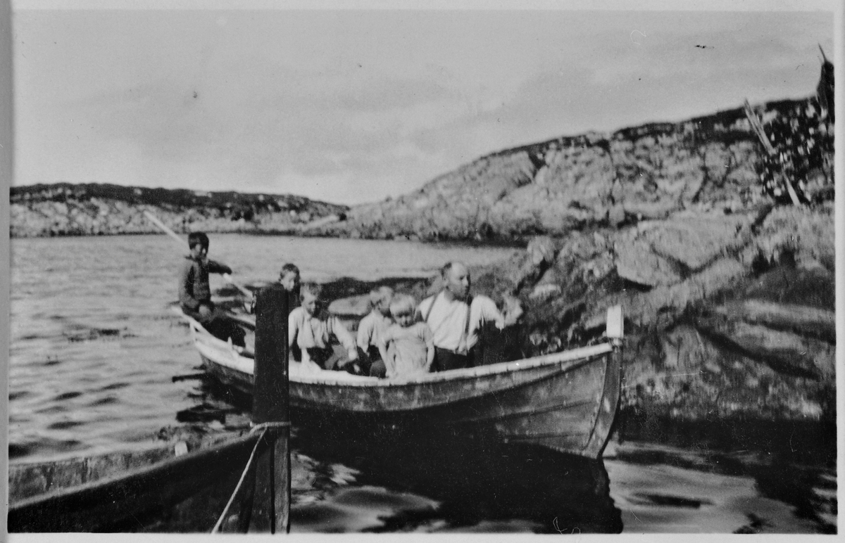 Personer i båt utenfor Tarva