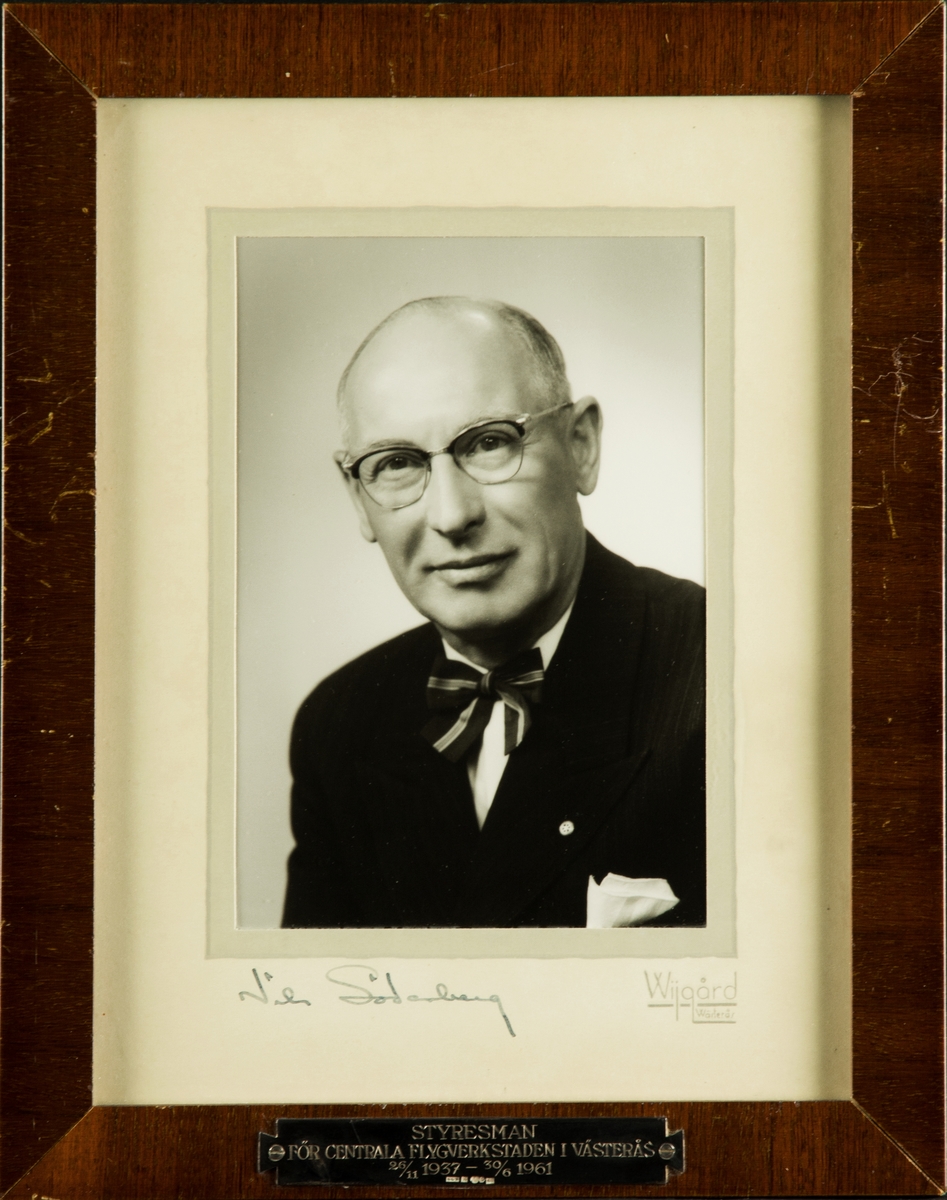 Porträttfotografi av Nils Söderberg, styresman för Centrala flygverkstaden i Västerås 1937-1961. Signerat, inramat foto.