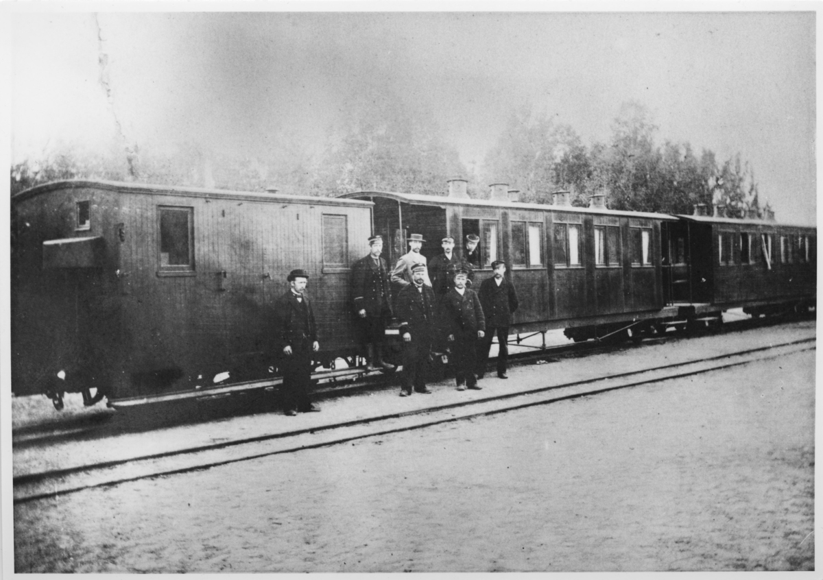 Urskogbanens personvogner på Bingsfos stasjon med diverse tjenestemenn.