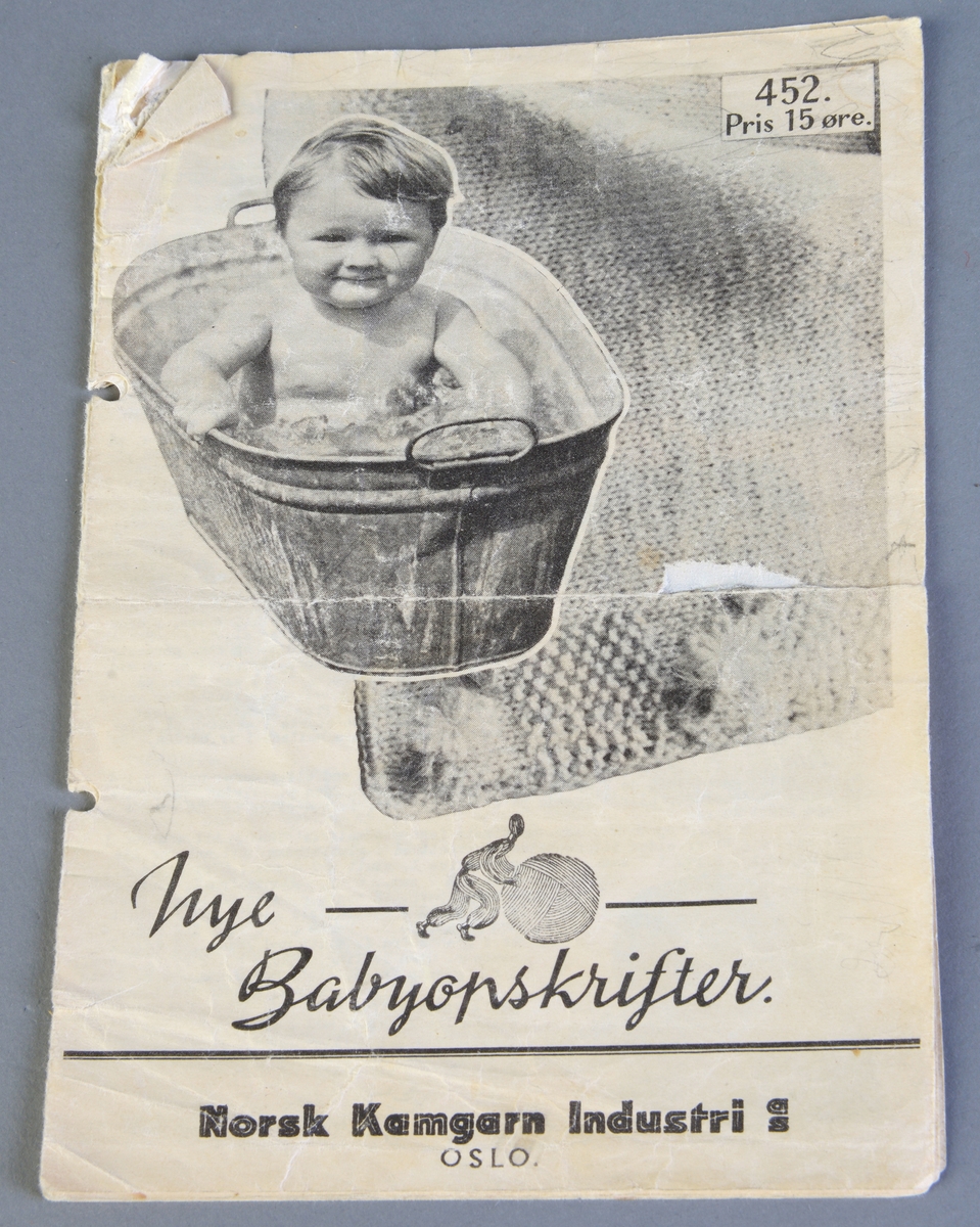 Et hefte med strikkeoppskrifter til baby. På forsiden er det bilde av en sittende baby i en balje, og på baksiden er det bilde av en strikket sokk samt logoen til Norsk Kamgran Industri as. Oppskriftene har tilhørende illustrasjonsfotoer. Heftet er på 12 sider.