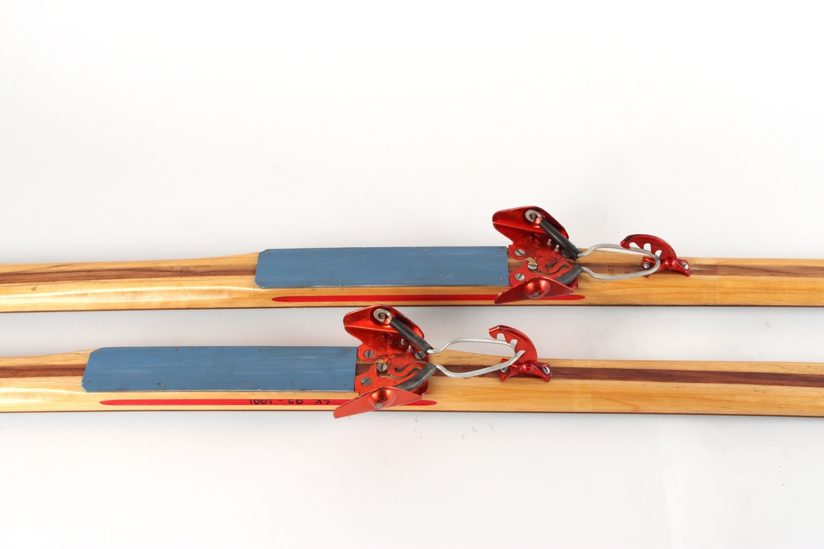 Et par limte treski med harvedkant og rød falsk skarekant. Skiene har en innsvinget form, med avfaset bakski og rett avskåret bak. Skiene har Rottefella-binding og fotstegplate i linoleum.