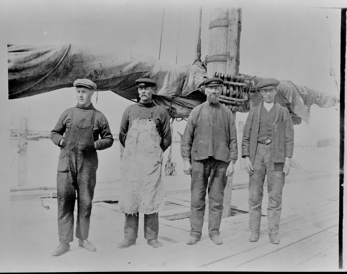 Ola Hyllmark, Adolf Bratreit, Johan Eretsvik og Aksel Eretsvik (sønn av Johan) ombord på ei skute.