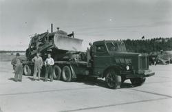 Spesialtransport. FWD lastebil brukt til transportering av b