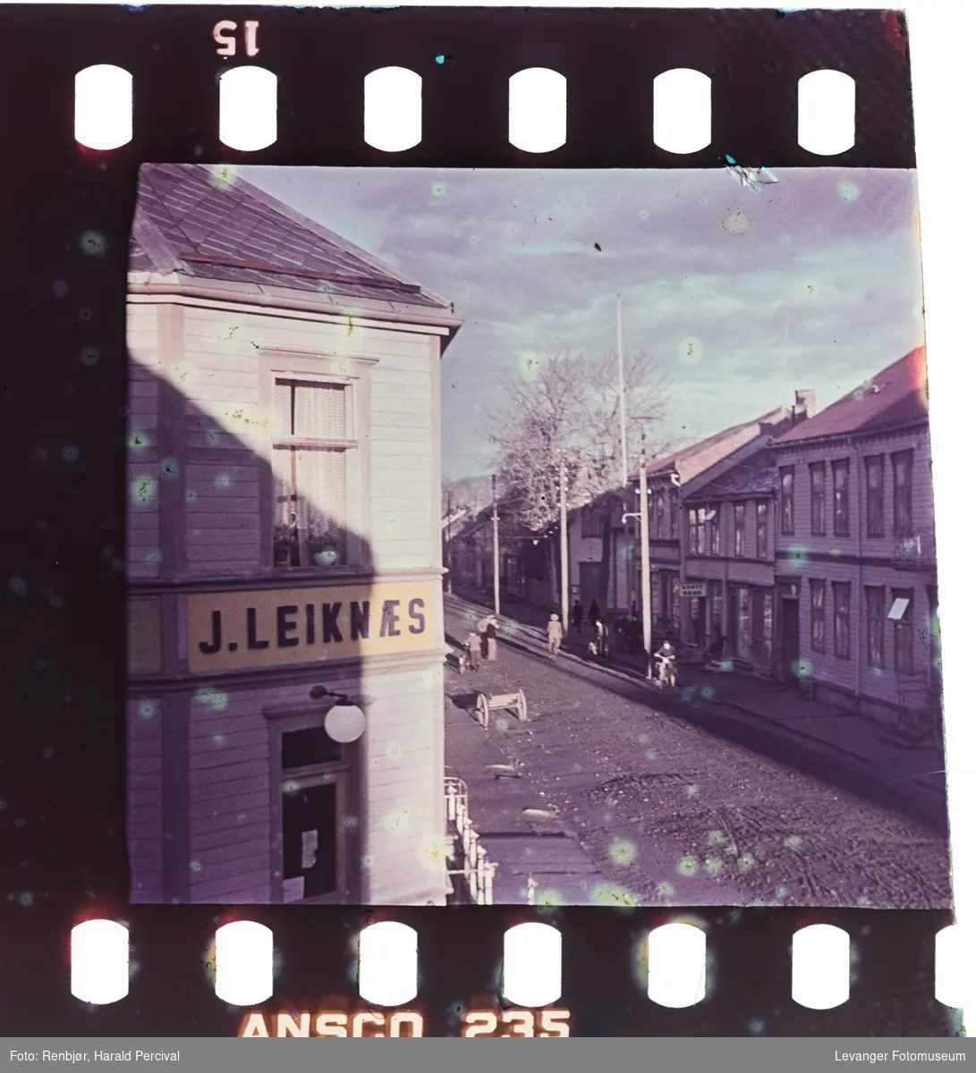 Butikken til J. Leiknæs tatt fra vinduet i Renbjørgården.