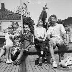 Famile i sola utenfor Hotel Phoenix