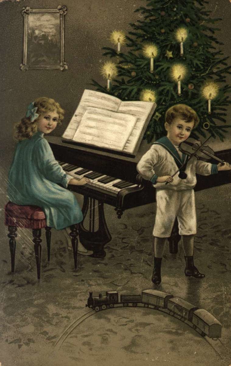 Julekort. Jule- og nyttårshilsen. Pike ved flygel. Gutt med fiolin. Juletre i bakgrunnen. Leketog i forgrunnen. Påskrevet julen 1916.