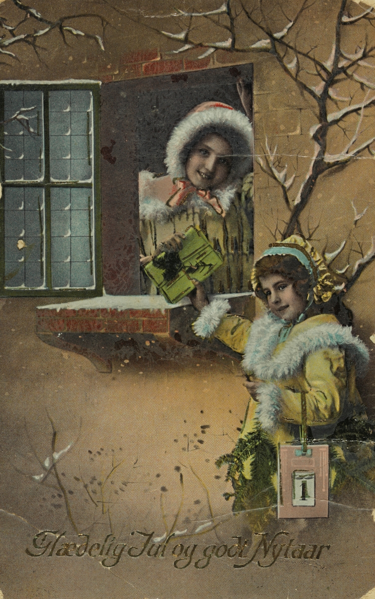 Julekort. Jule-og nyttårshilsen.  To piker med julegaver, en pike i vinduet. Gulldekor. Håndkolorert fotografi. Signert julen 1917.