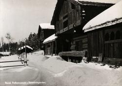 Postkort. Setesdalsgårdene i vinterdrakt, Setesdaltunet, NF.