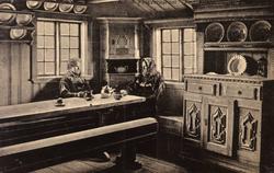 Postkort. Ylistuens "Uppstugu", to kvinner ved langbordet. T