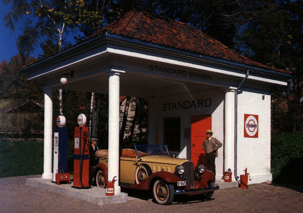 Postkort. Bensinstasjon fra 1928, flyttet fra Holmestrand til Norsk Folkemuseum.