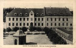 Postkort. Den nye museumsbygningen med torget i forgrunnen. 