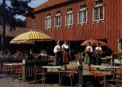 Postkort, Resturantbygningen med uteservering. Bruksbygninge