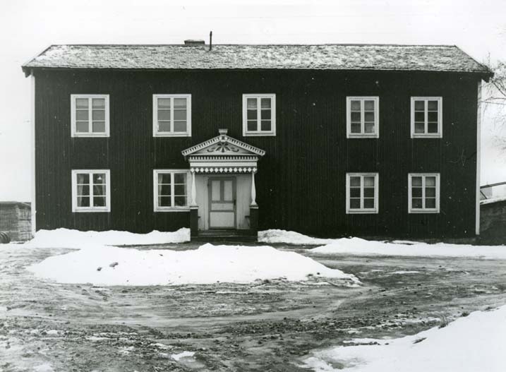En gård med förstukvist i Voxnadalen, eventuellt Ol-Måns i Alfta socken.