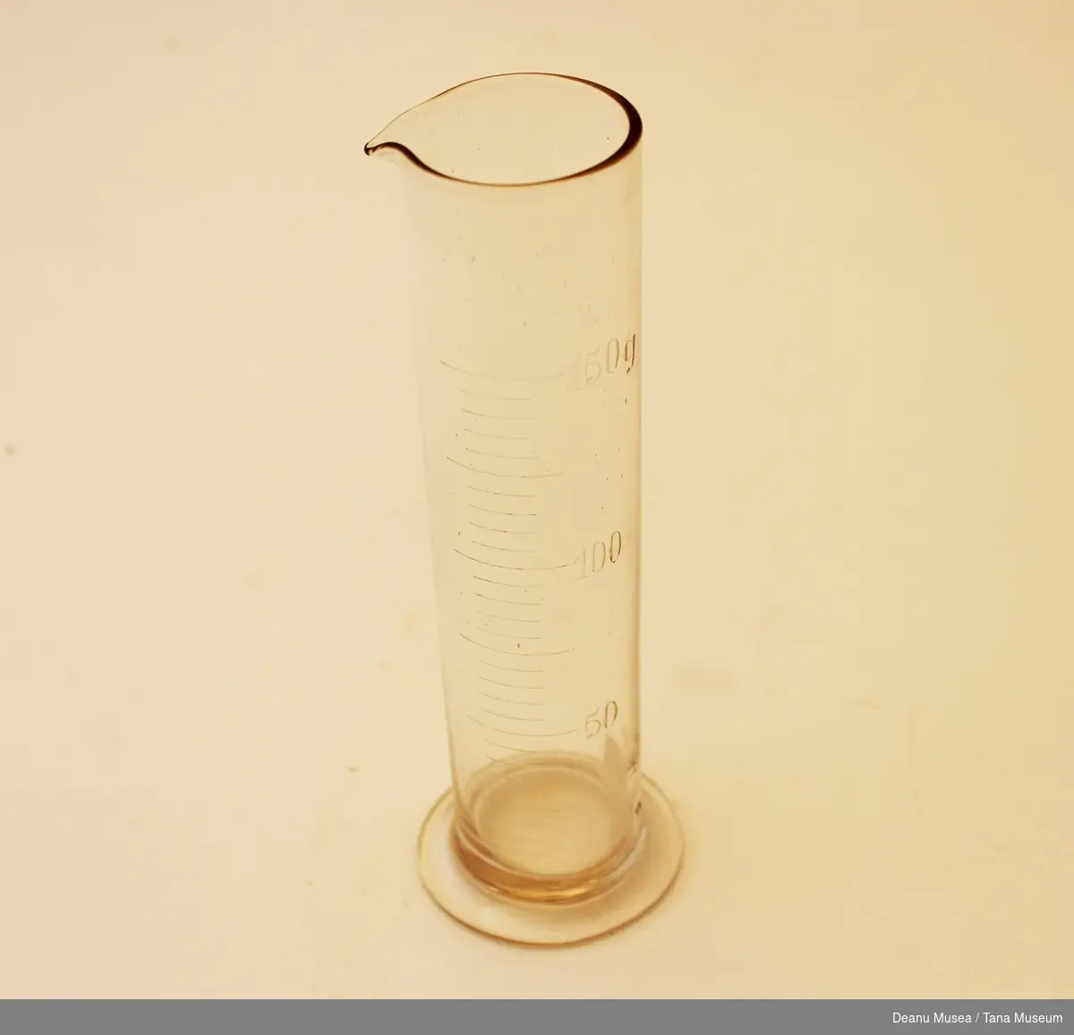 Sylinderformet måleglass hvor det er målestreker for hver 10 g/ml opp til 150ml/g.