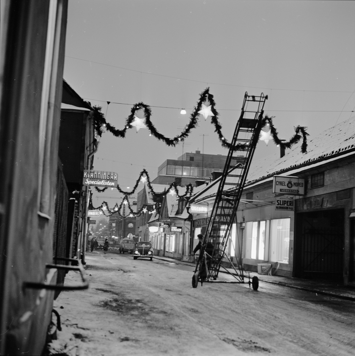 "Julkommersen kan börja, julgirlangerna sätts upp", Uppsala november 1962