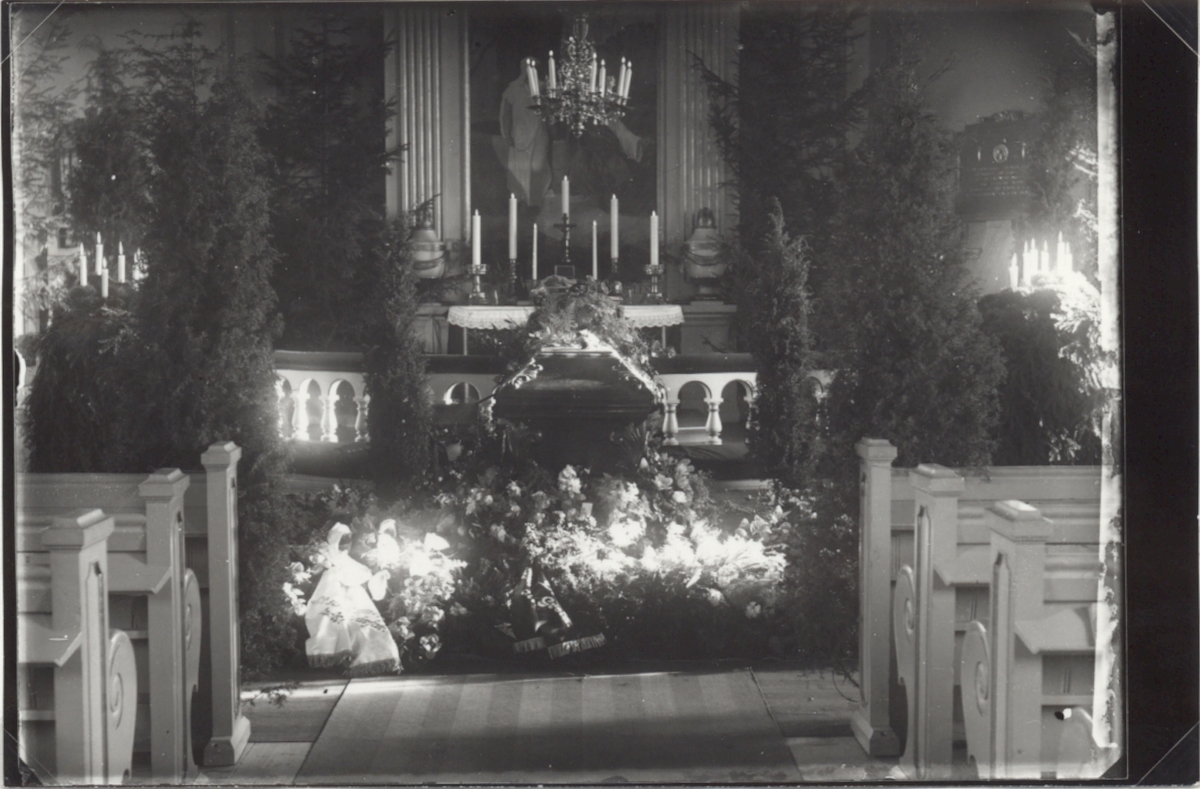 Från Hugo Tillbergs begravning i Hjorteds kyrka 1931.