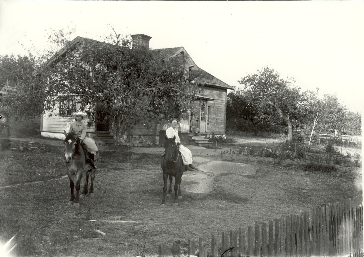 Liden 1921, två kvinnor till häst, med sk damsadel.