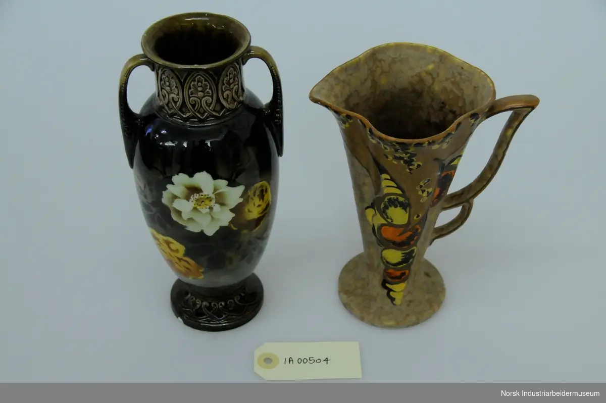 2 stk blomstervaser i keramikk med dekorative mønster