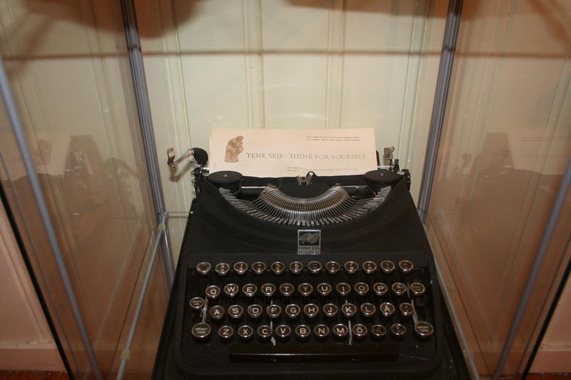 Sigurd Hoels skrivemaskin står trygt og fint i sitt eget monter.