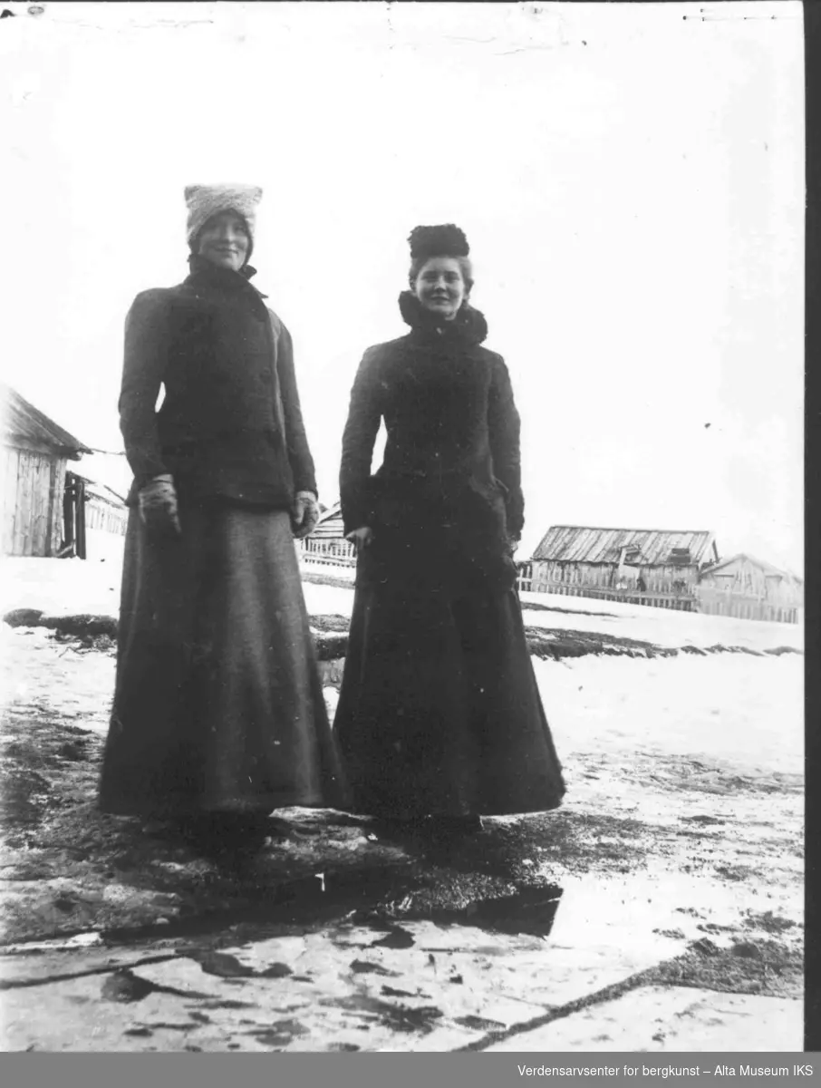 Søstrene Wiik fotografert utendørs på vinteren.