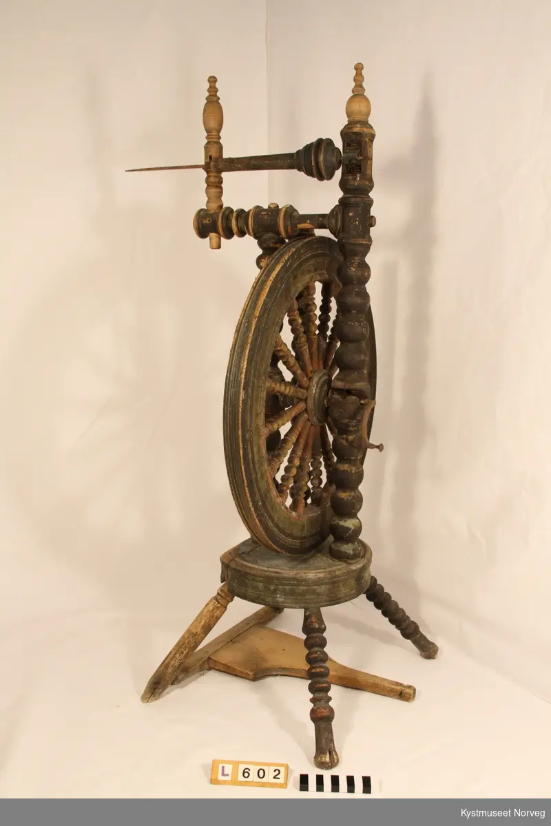 Oppstadrokken har teinen på oversiden av hjulet. Typen er kjent fra 1800-tallet. Består av felg, eiker, nav, bryst, oppstander, jomfru, rokkehode, skrue, trøe, veiv, bein og tein.