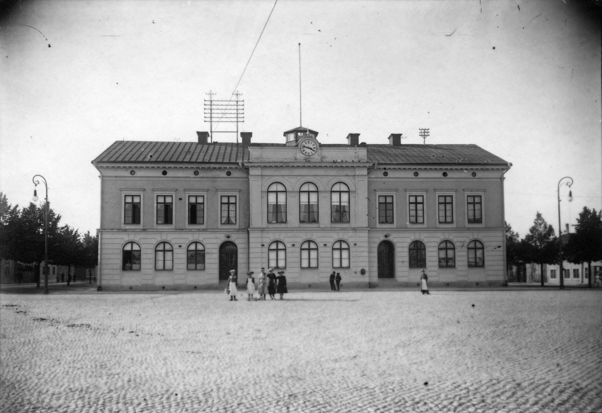 Köpings rådhus, invigt 1877. Ombyggnationer företogs 1907 då den västra flygeln byggdes. Bild från omkring sekelskiftet.