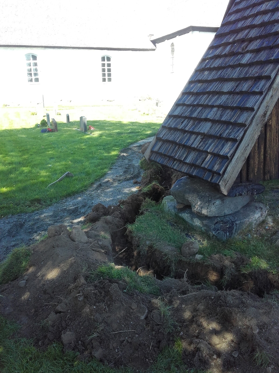Arkeologisk schaktningsövervakning, schakt vid klockstapeln, Teda kyrka, Teda socken, Uppland 2016
