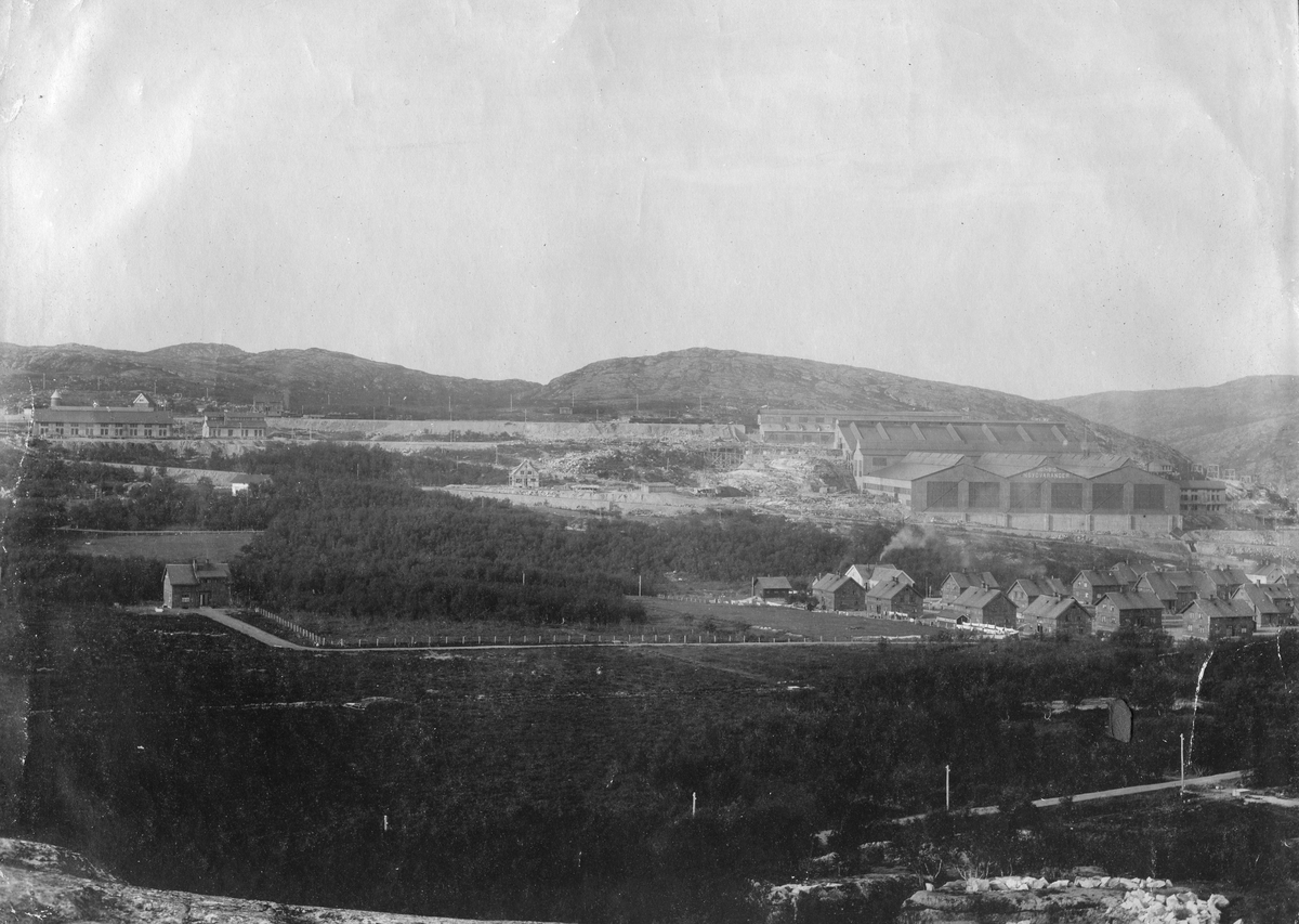 Panoramabilde over Kirkenes, 1912. AS Sydvaranger kan sees i høyre billdekant.