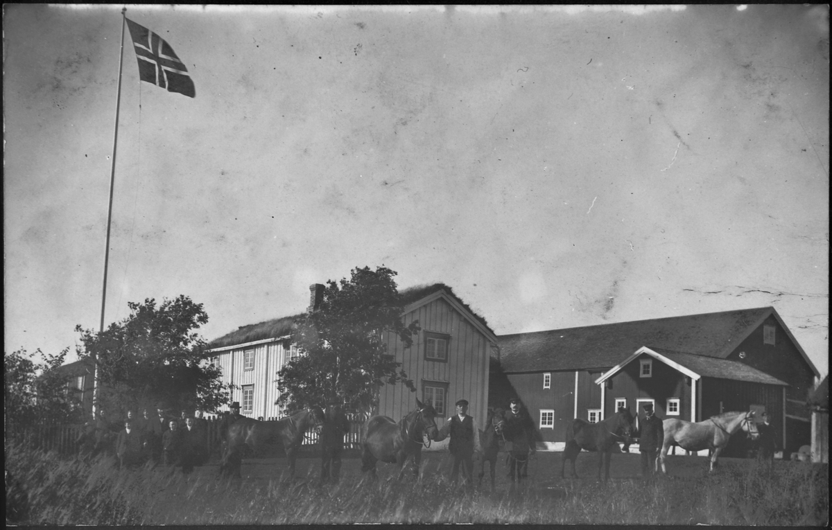 Folk og hester foran gården Flatnes (bnr 1), Ørlandet