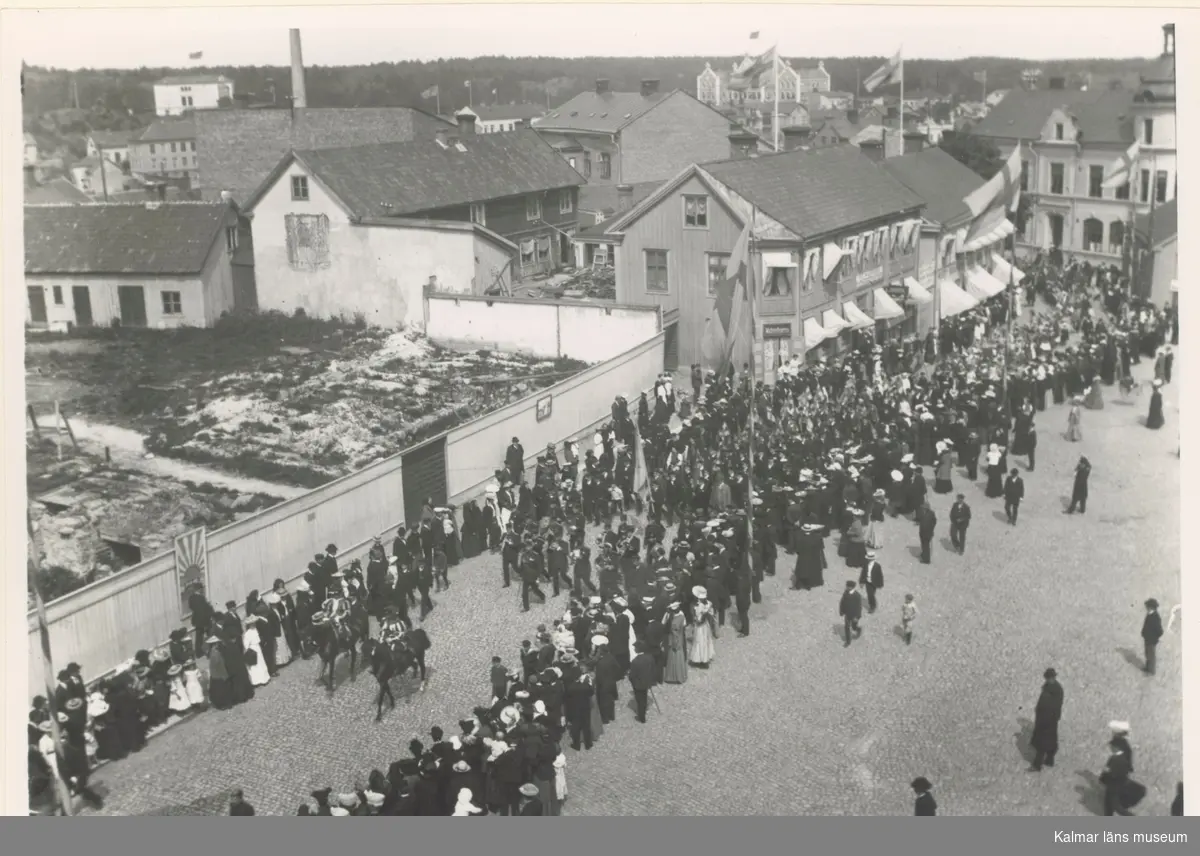 1905 firades Barnens dag vid Salutorget i Oskarshamn. Som synes lockade evenemanget en stor publik.