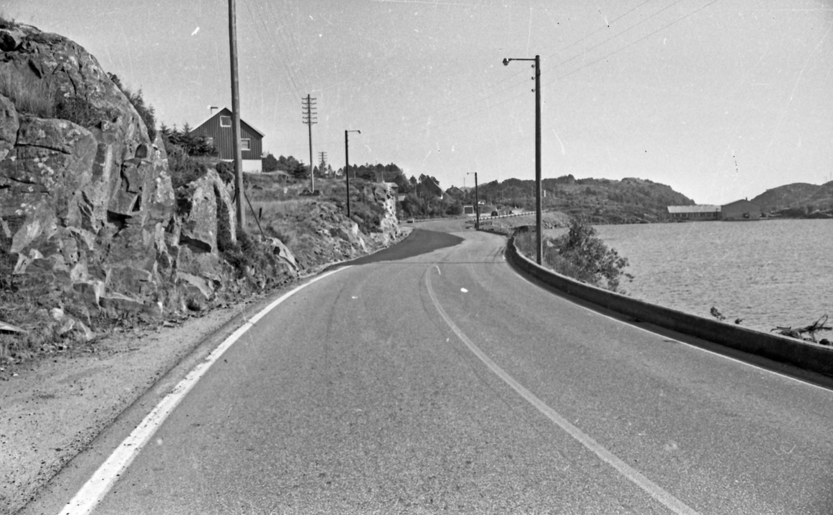 Årstallet 1858 hugget inn i en steinblokk ved Gåsavatnet i Skåredalen.