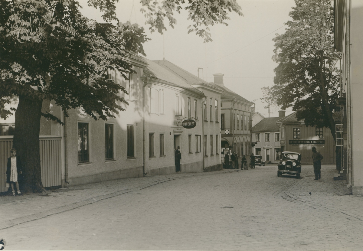 Storgatan i Gamleby 1920. Till vänster syns Gamleby hotell, som fortfarande finns kvar.