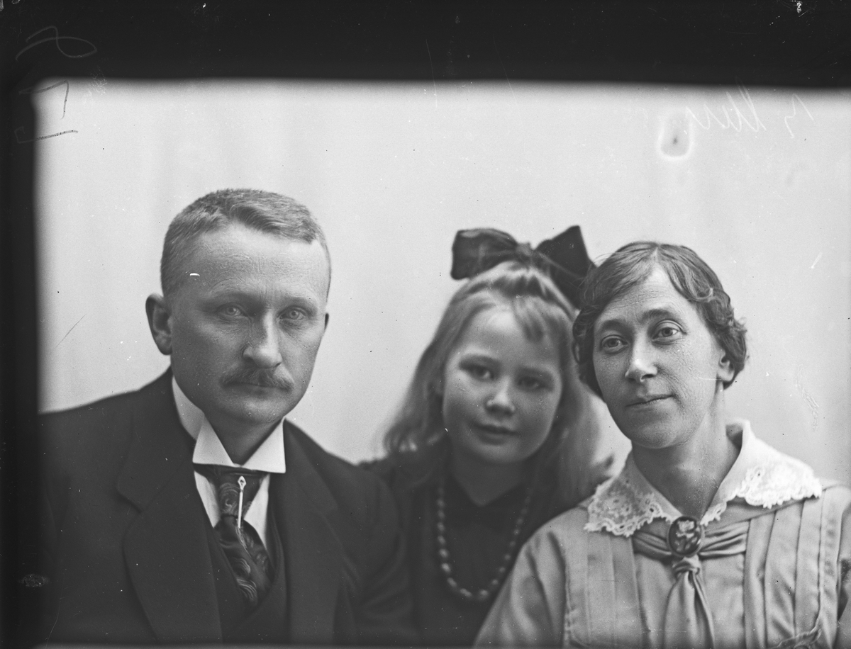 Familiebilde av kaptein Amdal med datter og frue.