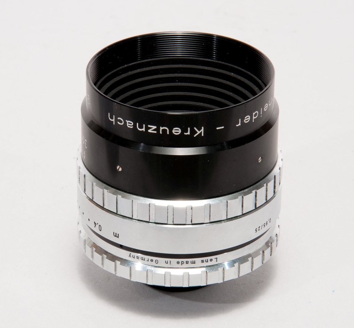 Objektiv  i aluminium och glas, med linsskydd. Avsedd för 16 mm filmkamera, Xenon 1:0,95/25 nr 99306000. I pappask. 
Märkt KTH 300654