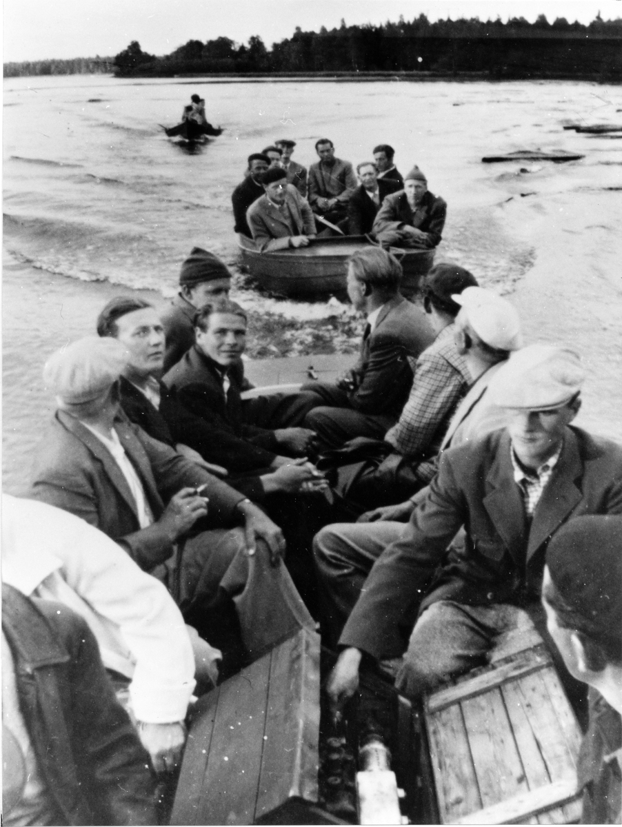 Flottare vid Rämsö Skilje.
Fotbollslaget i Rämsö på väg till match 1949.
