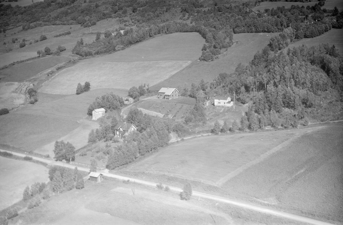 Ukjent gård, Gausdal, 1958, tre bolighus, liten driftsbygning, dalside med gårder, jordbruk, vei, blandingsskog