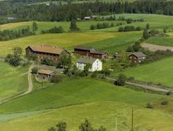 Gårdsbruk. Kulturlandskap. Hvit hovedbygning, driftsbygning 