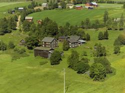 Kulturlandskap. Gårdsbruk. To store tømra stuer, delvis pane