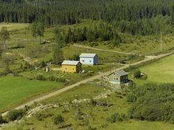 Engeseth. Tre bolighus (gult, lyseblått, lyst grønt). Nydyrk