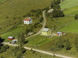 Soleng. Bolighus. Små uthus. Kulturlandskap. Åkrer. Mye utma