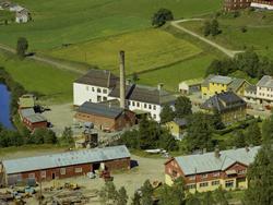 Gausdal Ysteri. Ysteribygning med høg pipe. Stor bolig- og i