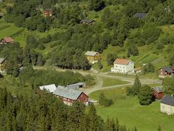 Ved Segalstad Bru. Gårdsbruk. Flere eneboliger med kjøkkenha