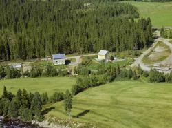 Rostad og Moheim. Ett lysegrønt og ett gult bolighus.Bær-og 