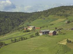 Kleiva (Kleva) med Kolden bak, gårdsbruk, hesjer, Østre Gaus