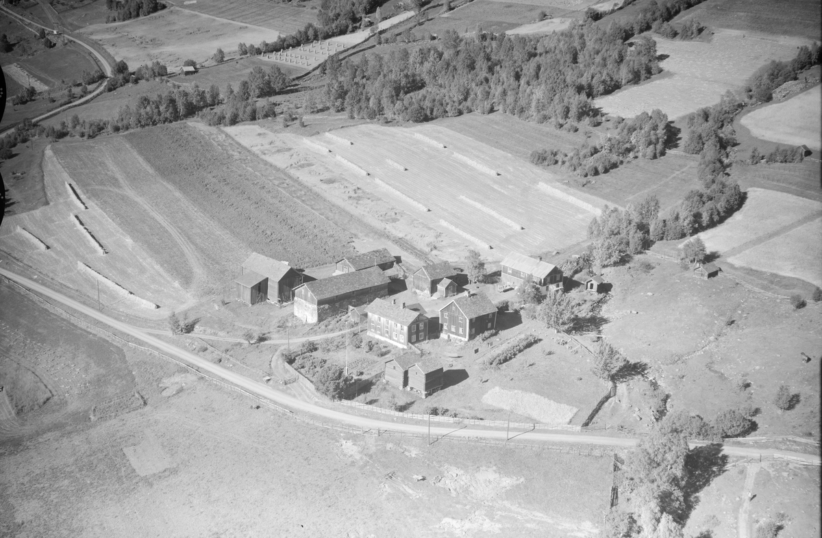 Hov gård, Øyer, 1952, To våningshus, to stabbur, stor driftsbygning, fire større og mindre bygninger, kjøkkenhage, flaggstang, jordbruk, slåttonn, hesjing, kornstaur