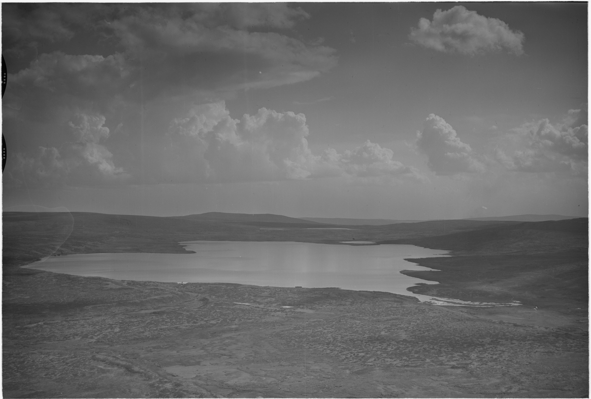 Lyngsjøen, 29.06.1953, innsjø, fjellandskap, hytte eller bu ved vannet, elv, bru