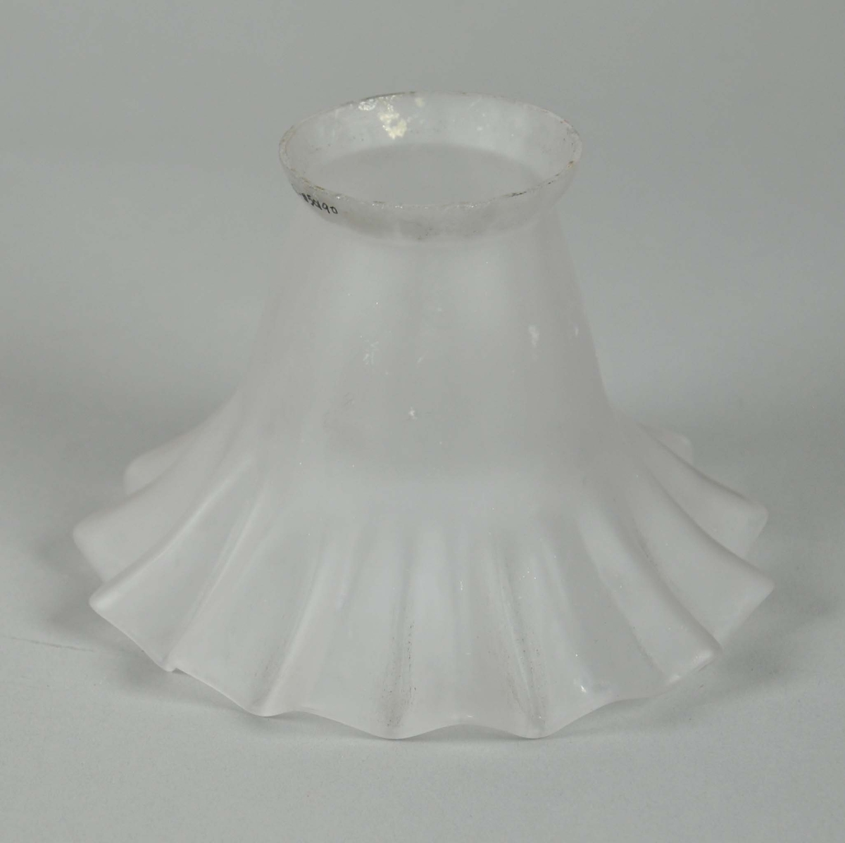 Skjerm av frostet glass med bølget nedrekant.