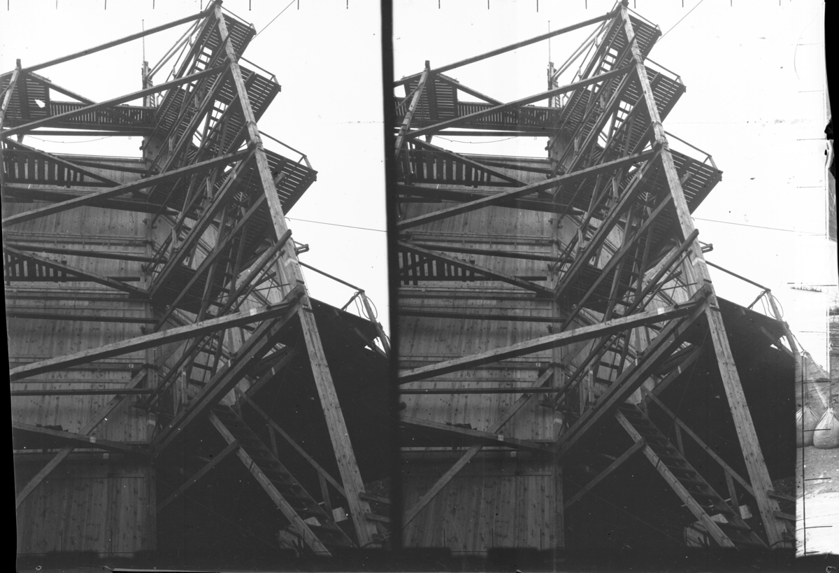 Stereoskopisk bild av ballonghusets exteriör med trappan till de olika våningarna. Nitratnegativ.