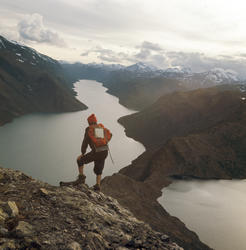 Ensom vandrer på Besseggen mot kvell - når dagen er på hell