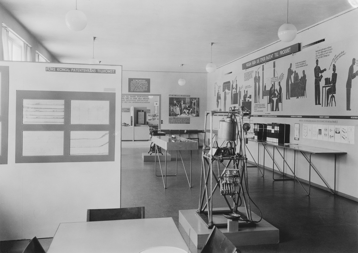 Utställningssalen för maskinmodeller och ritningar å Idé- Patent och Produkt på Tekniska Museet, 1942. Maskinen i förgrunden visar de Lavals första mjölkningsmaskin.